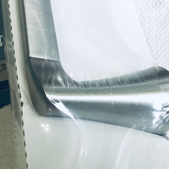 NEW MOEN Y0924BN "GRAEDEN" 24-Inch SINGLE TOWEL BAR, BRUSHED NICKEL FINISH. - Picture 3 of 5